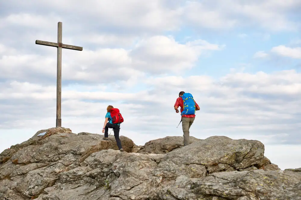 Gipfelkreuz mit Wanderer-2